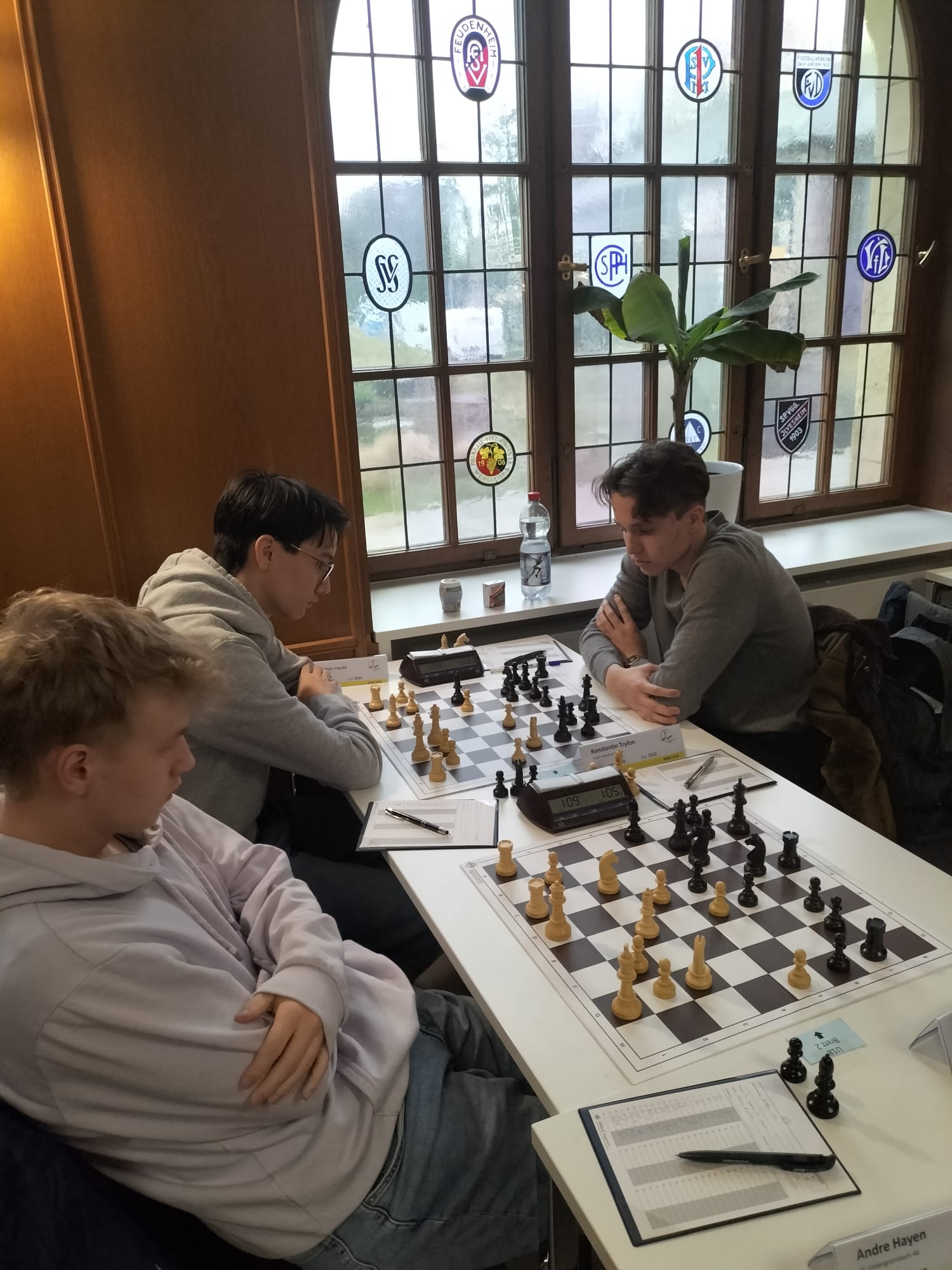 Jonas Hecht (hinten links) im Spiel der dritten Runde gegen Konstantin Tryfon (hinten rechts). Quelle: Badische Schachjugend